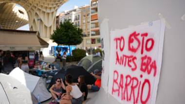 Imagen de la acampada instalada en las Setas de Sevilla en solidaridad con el desahucio de Maricarmen | EP