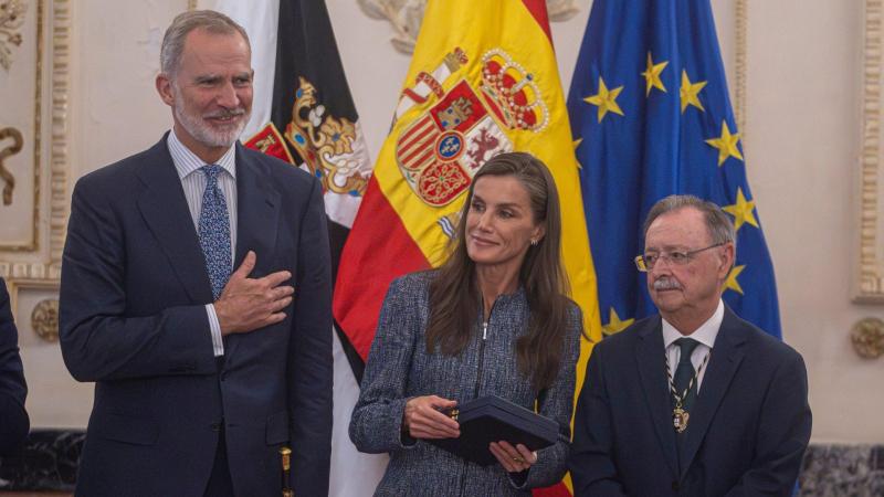 Los Reyes Felipe VI y Letizia y el presidente de Ceuta, Juan Jesús Vivas (d), durante una visita al Ayuntamiento de Ceuta. EP.