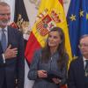 Los Reyes Felipe VI y Letizia y el presidente de Ceuta, Juan Jesús Vivas (d), durante una visita al Ayuntamiento de Ceuta. EP.