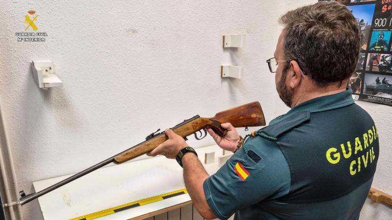 Rifle recuperado por la Guardia Civil. EP