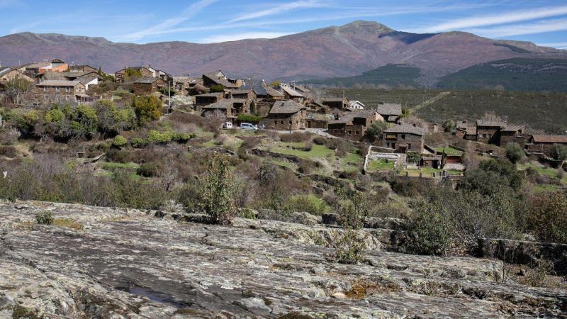 Roblelacasa y el pico Ocejón, en la Sierra Norte de Guadalajara, una de las zonas afectadas por la despoblación. EP.