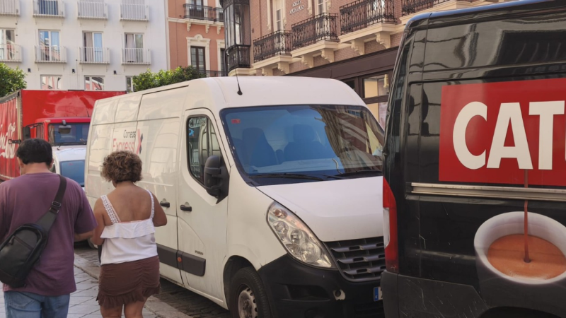 Furgonetas de reparto en el centro histórico de Sevilla | Imagen cedida