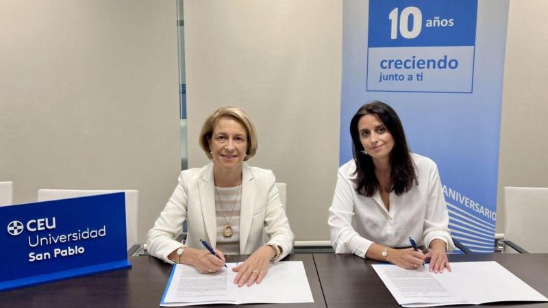 Rosa Mª Visiedo y Marta del Olmo en el momento de la firma del convenio | Foto del Hospital Universitario Rey Juan Carlos