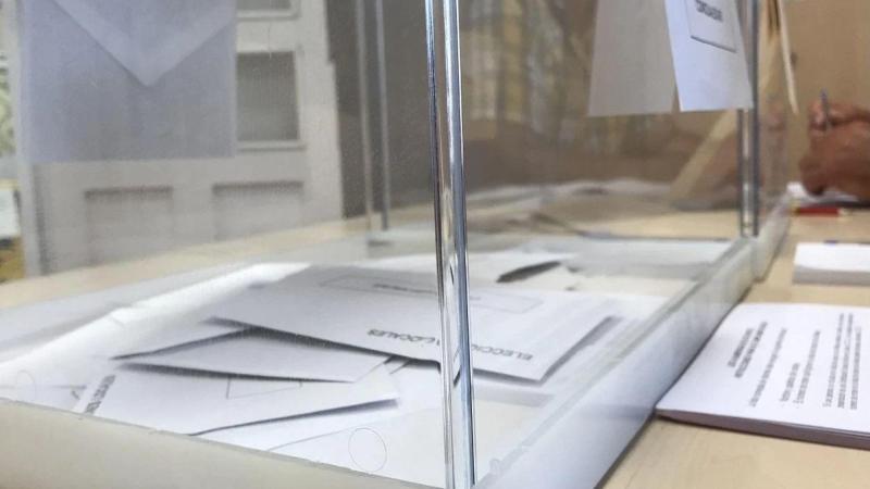 Urna transparente con votos. EP.