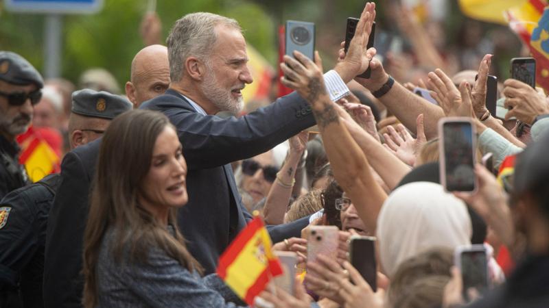 Los Reyes Felipe VI y Letizia saludan a los ciudadanos en su visita al Ayuntamiento de Ceuta, a 13 de octubre de 2026, en Ceuta (España).