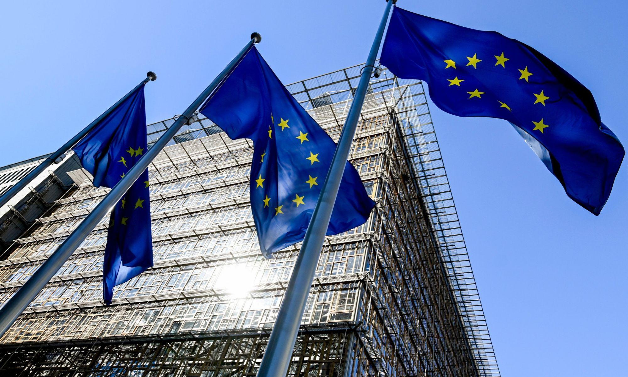 Banderas de la UE frente al edificio Europa, sede del Consejo Europeo y del Consejo de la UE. EP/Archivo.