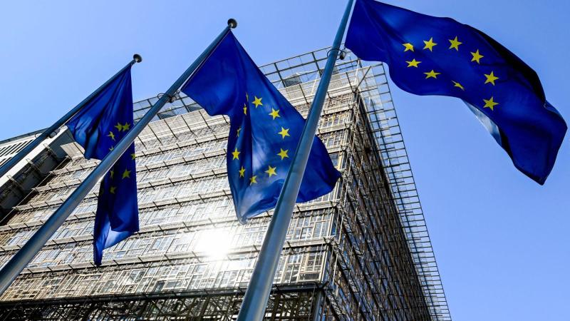 Banderas de la UE frente al edificio Europa, sede del Consejo Europeo y del Consejo de la UE. EP/Archivo.