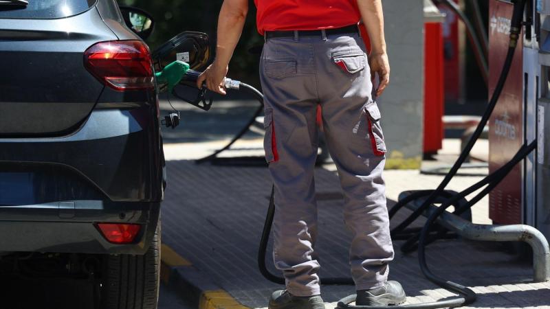 Una persona reposta gasolina. EPArchivo.