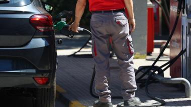 Una persona reposta gasolina. EPArchivo.