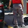 Una persona reposta gasolina. EPArchivo.