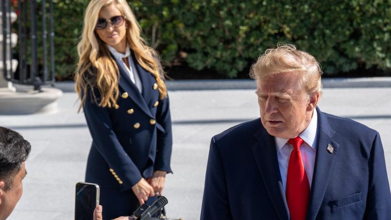 La nueva portavoz de la Casa Blanca, Katie Zacharia, y el presidente de EEUU, Donald Trump. EP