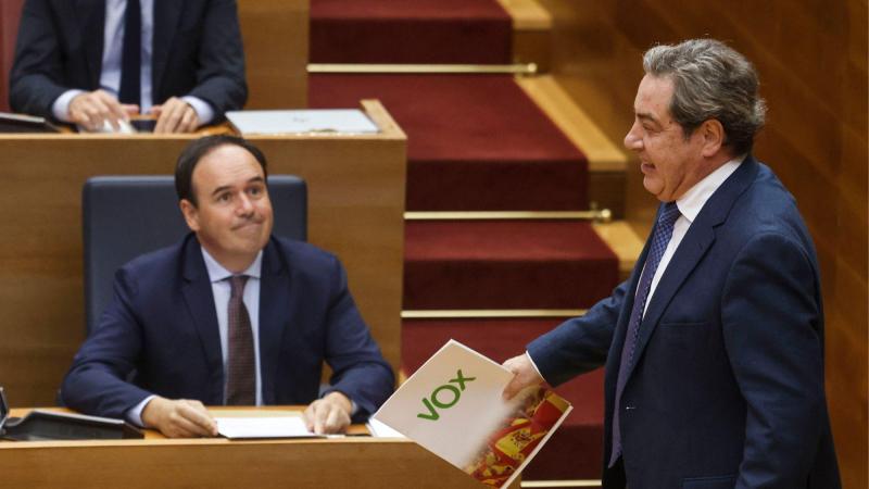 El president de la Generalitat Valenciana, Juanfran Pérez Llorca, mira al síndic de Vox en Les Corts, José María Llanos. EP