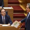 El president de la Generalitat Valenciana, Juanfran Pérez Llorca, mira al síndic de Vox en Les Corts, José María Llanos. EP