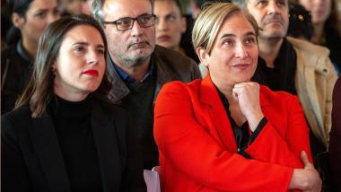 La exministra de Igualdad, Irene Montero (1i) y la exalcaldesa de Barcelona, Ada Colau (1d), durante un homenaje póstumo a la actriz Itziar Castro, en el Restaurante Red Fish, a 13 de diciembre de 2023, en Barcelona, Catalunya (España). Lorena Sopêna / Europa Press