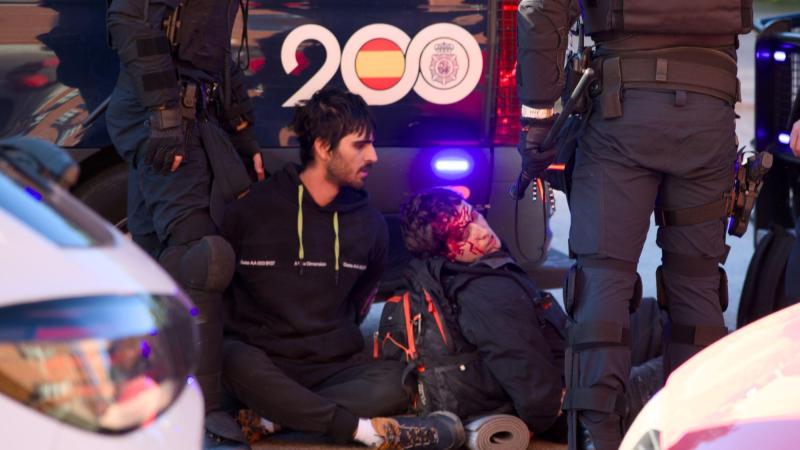 Manifestantes heridos por las cargas policiales en la Complutense. Marcos Crespo.