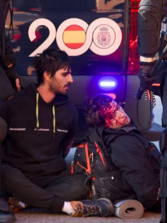 Manifestante herido por las cargas policiales en la Complutense. Marcos Crespo
