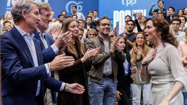 El presidente del Partido Popular, Alberto Núñez Feijóo, el expresidente del gobierno Mariano Rajoy, la portavoz del PP en el Congreso, Ester Muñoz, el portavoz nacional del Partido Popular, Borja Sémper, y la presidenta de la Comunidad de Madrid, Isabel Díaz Ayuso, durante un acto de precampaña del Partido Popular (PP), en Ifema, a 10 de octubre de 2026, en Madrid (España). Carlos Luján / Europa Press.