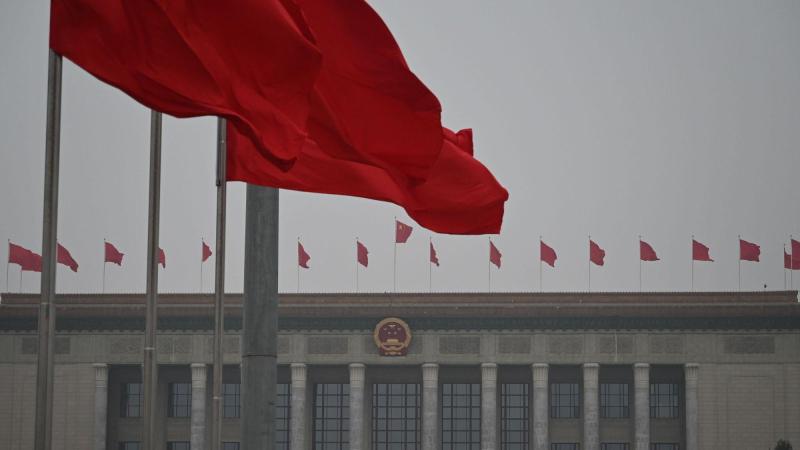 El emblema de la República Popular China se exhibe en el Gran Salón del Pueblo. EP.