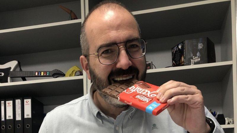 Ismael Sirio López en su famosa foto comiendo dulces para atacar al exministro Alberto Garzón. TwitterX.