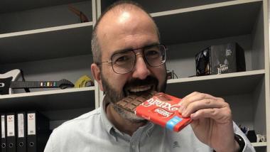 Ismael Sirio López en su famosa foto comiendo dulces para atacar al exministro Alberto Garzón. TwitterX.