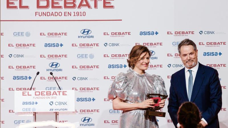 El director de El Debate, Bieito Rubido, y la fundadora de la Fundación España Mejor, Miriam González Durántez, durante la gala de entrega de los III Premios Proyección de España, en el Four Seasons Hotel Madrid, a 26 de mayo de 2025, en Madrid (España). Carlos Luján / Europa Press.