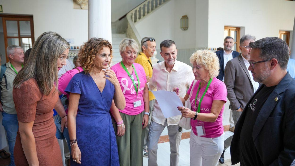 La presidenta de Amama Sevilla, Ángela Claverol, con los portavoces de los grupos parlamentarios del PSOE-A, Adelante Andalucía y Por Andalucía / EP