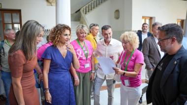 La presidenta de Amama Sevilla, Ángela Claverol, con los portavoces de los grupos parlamentarios del PSOE-A, Adelante Andalucía y Por Andalucía / EP