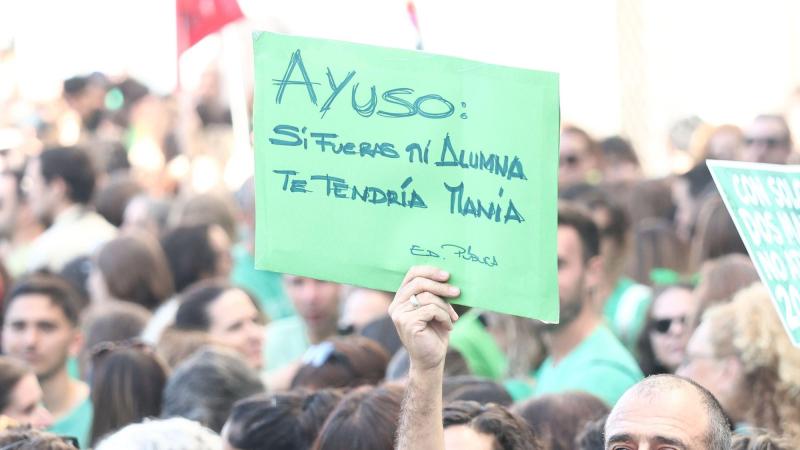 Varias personas durante una concentración por la educación pública en Madrid. EP.