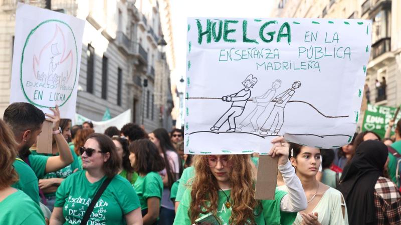 Varias personas durante una concentración por la educación pública en Madrid. EP. (1)