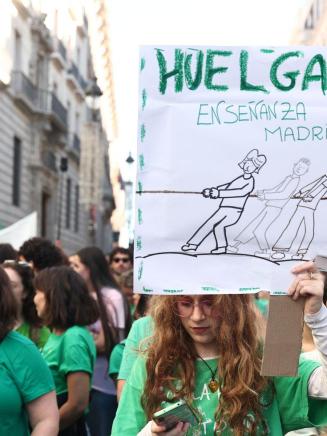 Varias personas durante una concentración por la educación pública en Madrid. EP. (1)