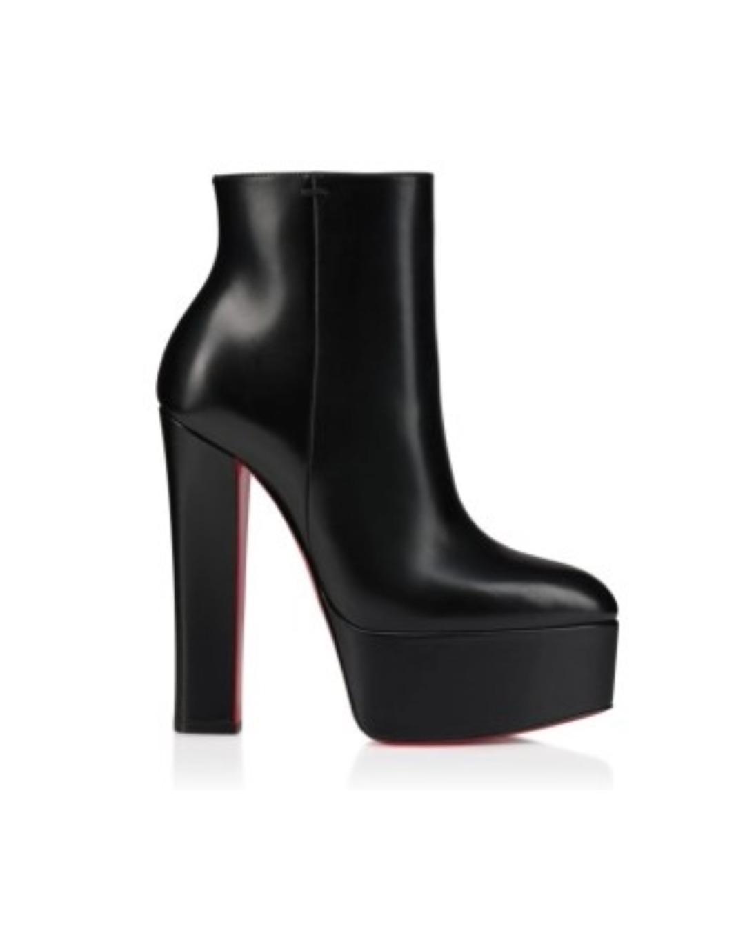Jenna Ortega por Christian Louboutin Jenna Ortega por Christian Louboutin