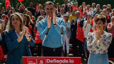 Imagen de archivo del presidente del Gobierno y líder del PSOE, Pedro Sánchez, acompañado de las ministras Milagros Tolón e Isabel Rodríguez. EP.