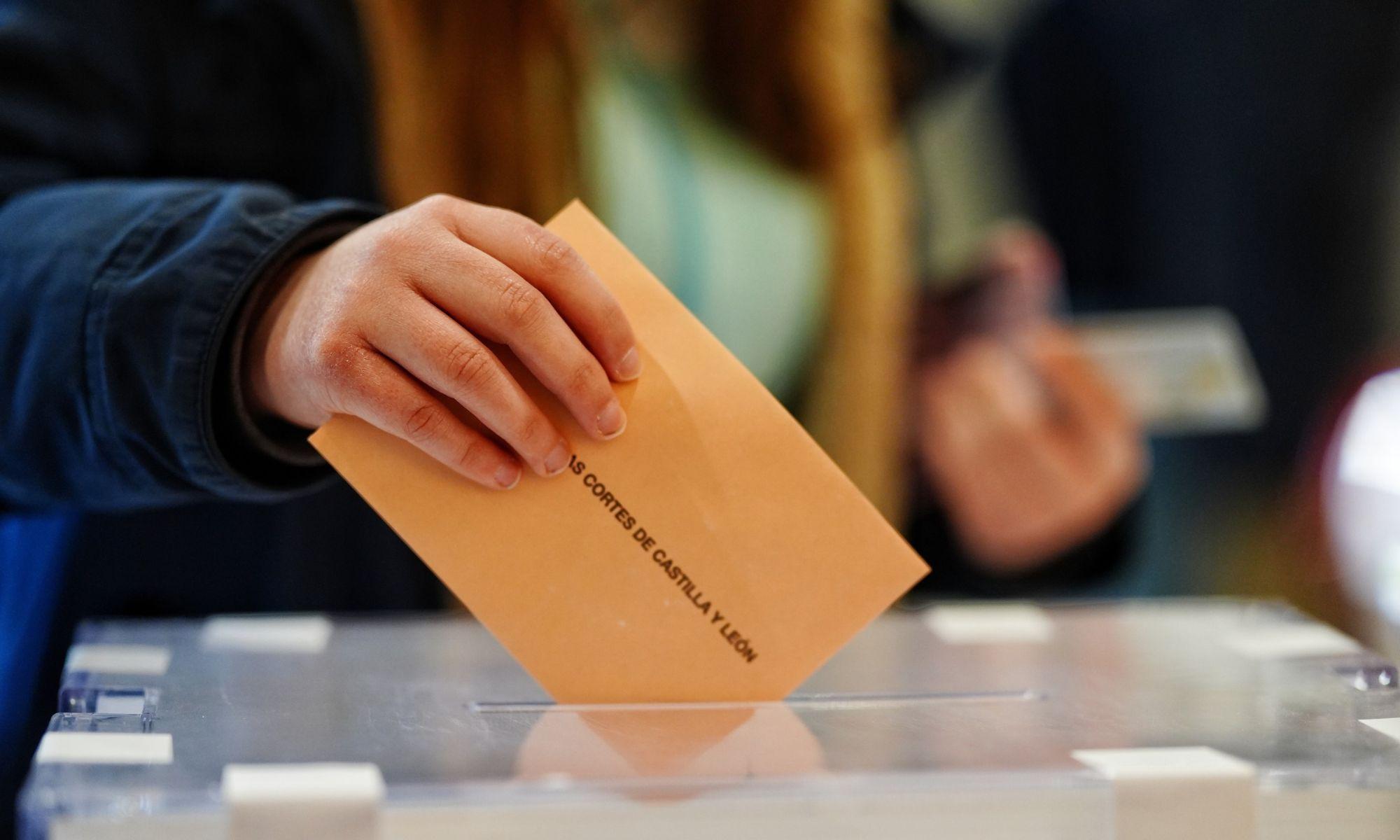 Imagen de recurso de una persona ejerciendo su derecho a voto en las elecciones de Castilla y León. EP.Imagen de recurso de una persona ejerciendo su derecho a voto en las elecciones de Castilla y León. EP. Imagen de recurso de una persona ejerciendo su derecho a voto en las elecciones de Castilla y León. EP.Imagen de recurso de una persona ejerciendo su derecho a voto en las elecciones de Castilla y León. EP.