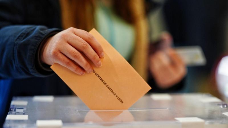 Imagen de recurso de una persona ejerciendo su derecho a voto en las elecciones de Castilla y León. EP.Imagen de recurso de una persona ejerciendo su derecho a voto en las elecciones de Castilla y León. EP.