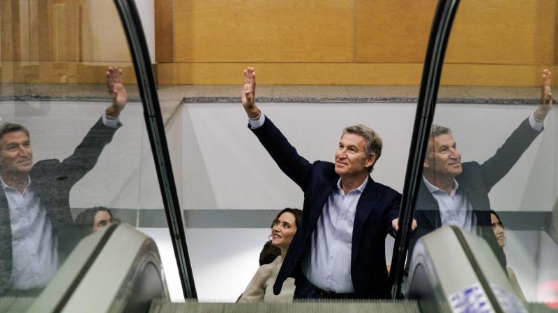La presidenta de la Comunidad de Madrid, Isabel Díaz Ayuso, el presidente del Partido Popular, Alberto Núñez Feijóo, durante un acto de precampaña del Partido Popular. EP.