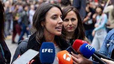 La eurodiputada y secretaria Política de Podemos, Irene Montero, y su secretaria general, Ione Belarra. Archivo EP