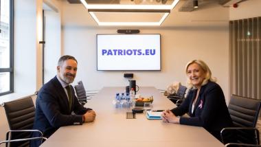 El presidente de Vox, Santiago Abascal, y la líder de Agrupación Nacional, Marine Le Pen, durante su reunión a 14 de octubre de 2026 en Bruselas (Bélgica). REMITIDA / HANDOUT por VOX.