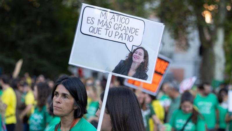 Dos manifestantes por la educación pública en Madrid. EP