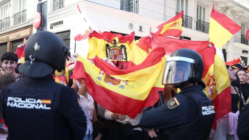 Una persona exhibe una bandera franquista frente a la acampada de la Puerta del Sol. EP
