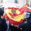 Una persona exhibe una bandera franquista frente a la acampada de la Puerta del Sol. EP