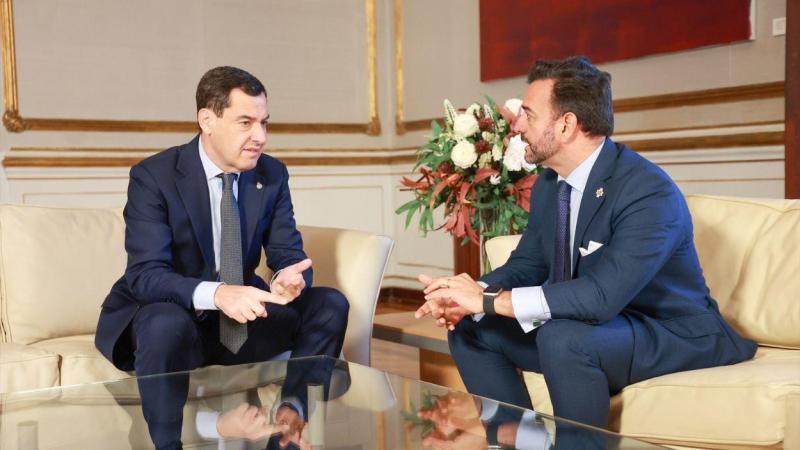El presidente de la Junta de Andalucía, Juanma Moreno (i), con el presidente de la Cámara de Cuentas de Andalucía, Manuel Alejandro Cardenete (d), en 2024 / EP