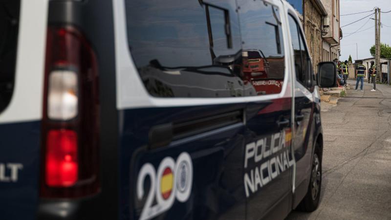Varios agentes de la Policía Nacional durante una operación antidroga. EPArchivo.