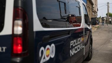 Varios agentes de la Policía Nacional durante una operación antidroga. EPArchivo.