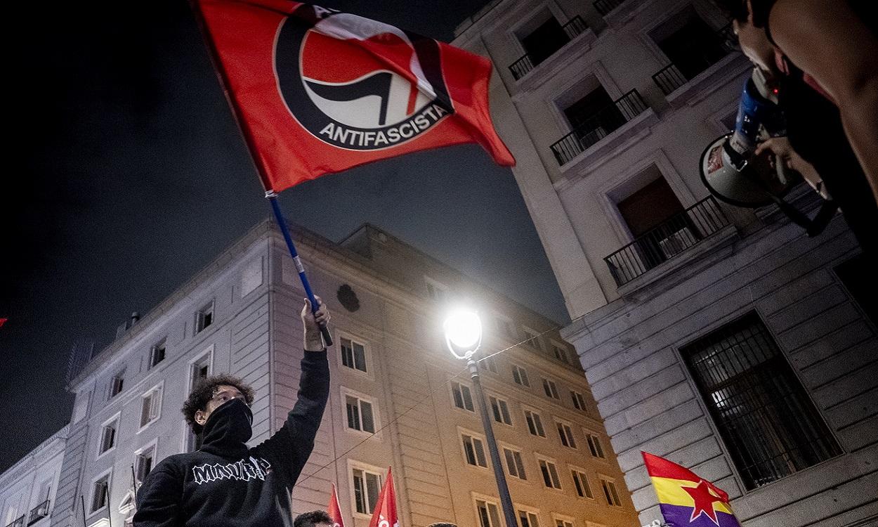 Una persona con una bandera antifascista en las marchas por la vivienda. EP