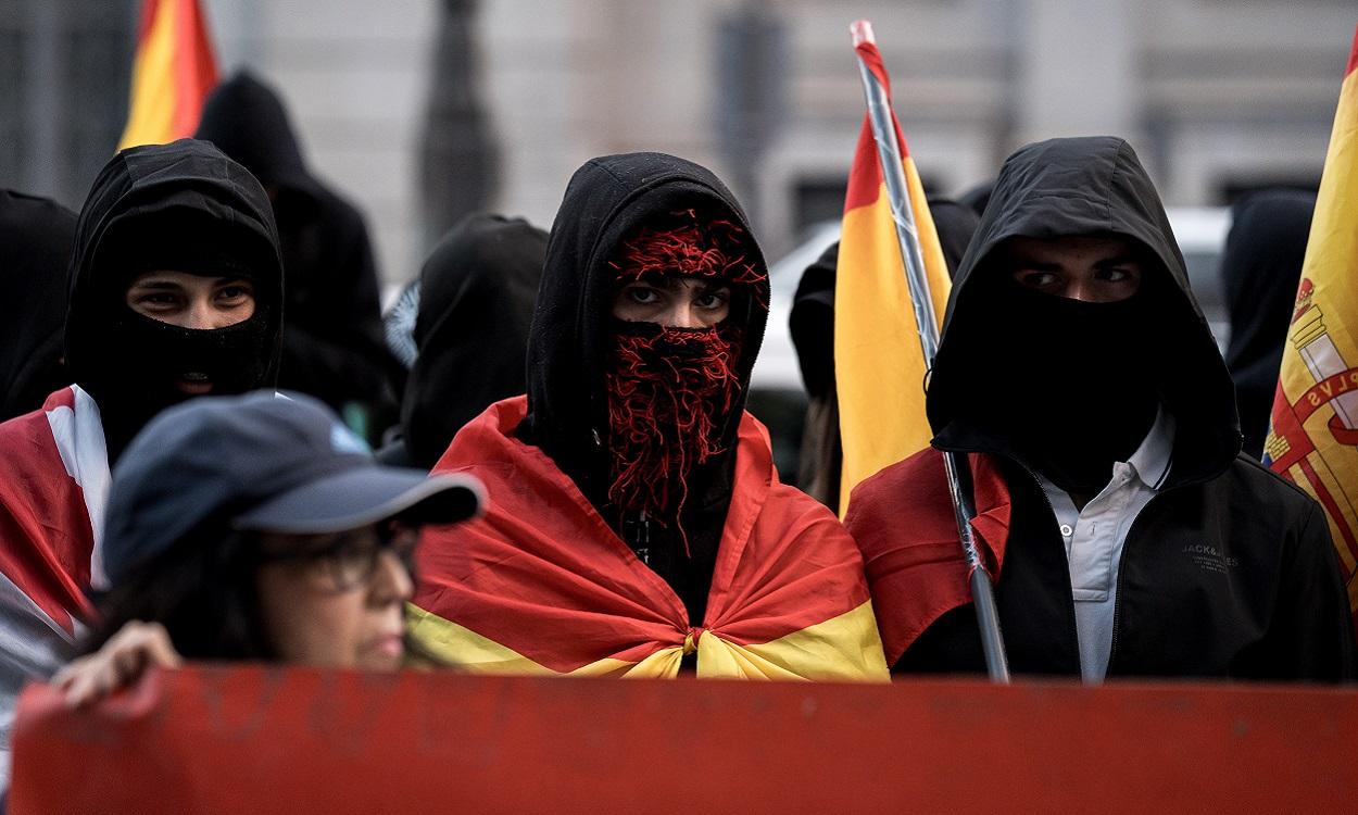 Un grupo protestas contra la acampada de Sol