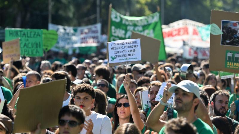 Profesores durante una cadena humana frente a la Consejería de Educación de la Comunidad de Madrid. EP.