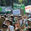 Profesores durante una cadena humana frente a la Consejería de Educación de la Comunidad de Madrid. EP.