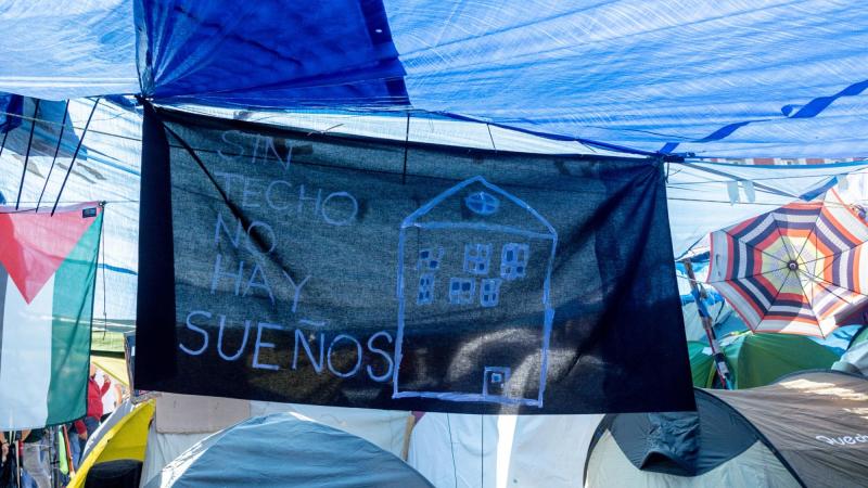 Un cartel en la acampada por la vivienda, en la Puerta del Sol, a 10 de octubre de 2026, en Madrid. EP.