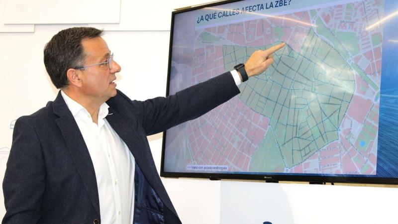 El alcalde de Albacete, Manuel Serrano, durante la presentación de la ZBE de Albacete en abril de 2026. EP.
