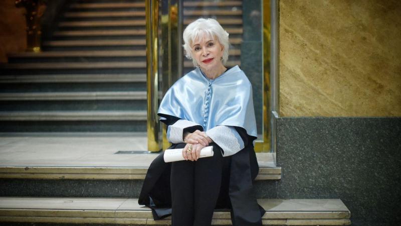 La escritora Isabel Allende posa durante el acto en el que ha sido investida doctora honoris causa por la Universidad Internacional Menéndez Pelayo (UIMP). EP